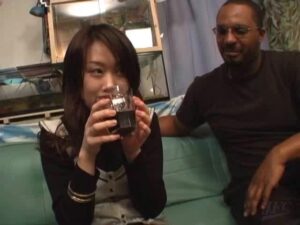 外国人と日本人のエッチ体験！黒人海兵隊が若い姫を激しく求める