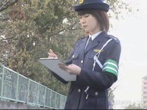 美しき婦警さんの路上失禁、必死に悶える姿が官能的