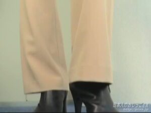 女性上司の優しいおしっこで激励するエッチなシーン