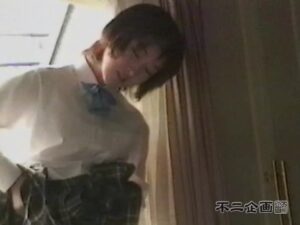 清純派美少女がセーラー服姿で排泄プレイ！驚きの大胆さに胸キュン