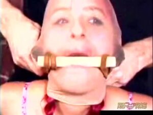 大音量ヘッドフォンで窒息責め！三半規管攻撃と顔面○問の官能プレイ