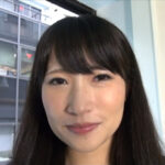 自撮り棒を持つ女性の官能的な姿に迫る、スマホオナ動画の魅力とは？