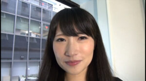 自撮り棒を持つ女性の官能的な姿に迫る、スマホオナ動画の魅力とは？