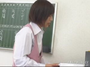 OLの立ちおもらし！突然の出来事に戸惑う美脚女性