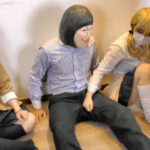 官能的なギャル三人組の金蹴り制裁は教師を変態に変える