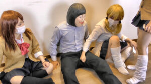 官能的なギャル三人組の金蹴り制裁は教師を変態に変える