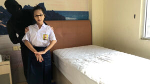 魅惑の海外女学生制服姿で絶頂する拘束プレイ ぐるぐる女学生 02