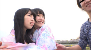 浴衣美少女2人組の夏夕暮れ、秘密の中出し4P乱交でパパママ心配