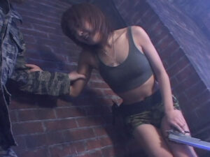 エロスと緊迫のストーリー！おもらし53で隊長と共に捕虜に？