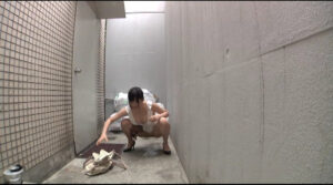 お漏らし必至！女の子が裏口で大胆に放尿する瞬間を激撮