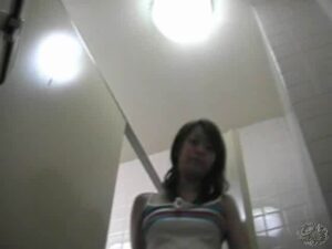 極上美女の放尿シーンを捉えたリアルなトイレ盗撮作品