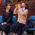 お漏らし美少女が友達の顔におしっこぶっかける！野ション拘束プレイ体験