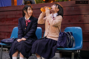 お漏らし美少女が友達の顔におしっこぶっかける！野ション拘束プレイ体験