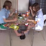 楽しみながらオヤジの顔をいたぶる美容師が最高にエロい