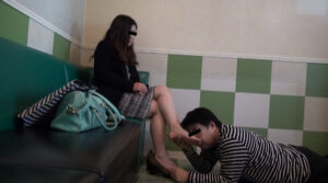 OLの良い匂い！26歳企業受付の柔らかな足裏口中洗浄機(4)