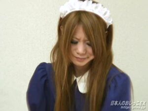 かわいらしい未成熟メイドがおしっこを披露する様子にドキドキ