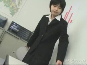 美脚OL早苗、立ったままおもらし！失墜した営業レディの恥態