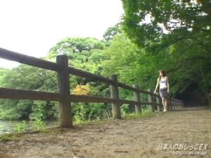 さくらのお散歩立ち放尿｜猛烈な尿意を我慢できずに恥じらいながら