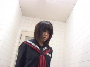 同級生に見られながら無理矢理お漏らし…○○制服姿の羞恥映像