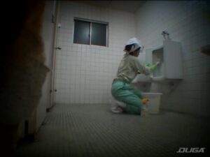 清掃中の掃除婦が意外な一面を…驚くべき本番行為が明るみに！